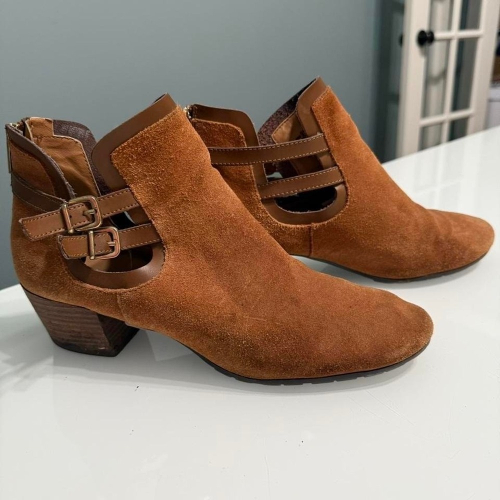 👢 Kenneth Cole Reaction Tan Suede Cutout Booties (9.5 Medium)